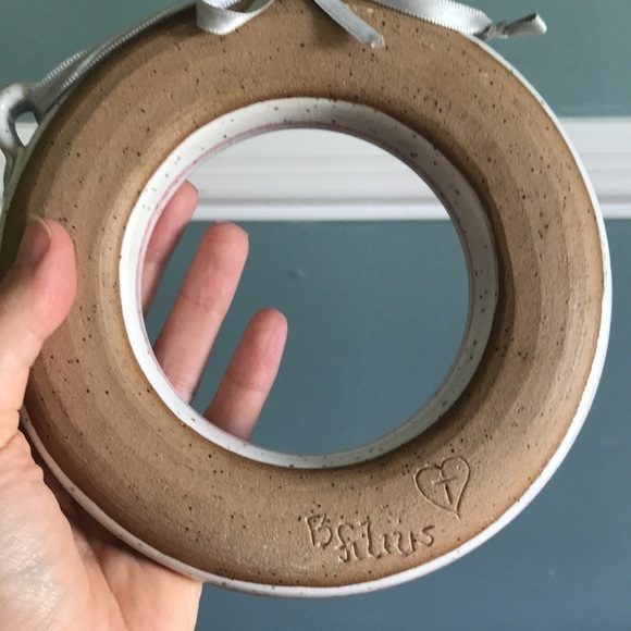 Studio pottery vase hanging circular donut vase. Hand painted. Signed. Floral - Picture 4 of 8